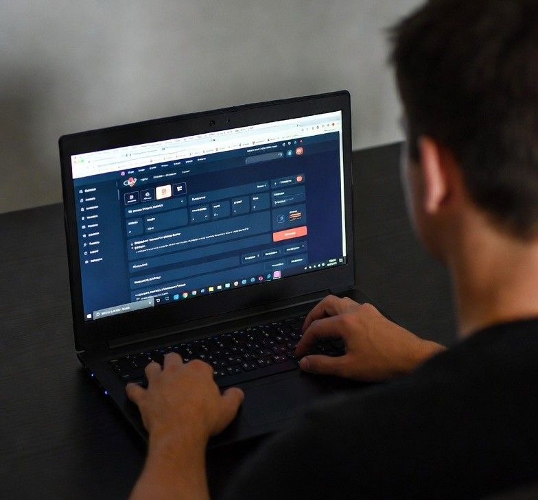 player browsing offshore casino sites on a laptop